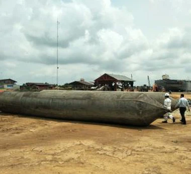 Laivas paleidžia oro pagalves jūrų pramonei